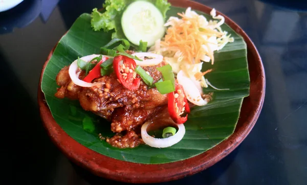 Ayam Goreng Dengan Saus Cabai Dan Saus Kacang Dari Banaran — Stok Foto