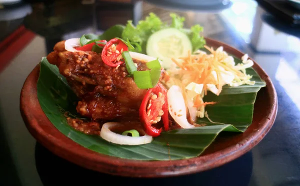 Τηγανητό Κοτόπουλο Σάλτσα Τσίλι Και Σάλτσα Φιστικιού Από Banaran Semarang — Φωτογραφία Αρχείου