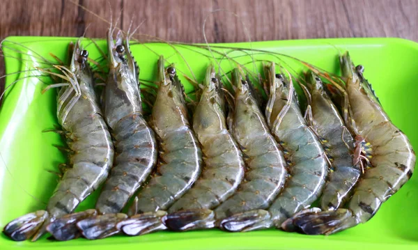 Crevettes Sur Une Assiette Prêtes Cuire Image En Vente