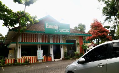 Semarang, Endonezya - 11 Nisan 2021: Banaran 9 Resto Coffee and Tea on Jalan Semarang - Magelang. 