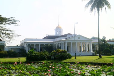 Bogor, Endonezya - 7 Mayıs 2021: Batı Java 'daki Istana Bogor Sarayı ya da Bogor Sarayı. Endonezya 'nın altı başkanlık sarayından biri..