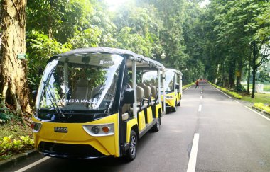 Bogor, Endonezya - 7 Mayıs 2021: Bogor Botanik Bahçeleri veya Kebun Raya Bogor etrafında gitmek için mini tur otobüsü.