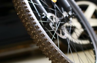 Arka planda bisiklet lastiği.