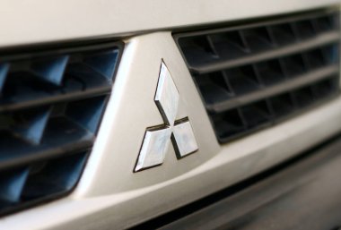 Depok, Endonezya - 23 Mayıs 2021: bir aracın Mitsubishi logosu. İllüstrasyon Editörü.