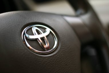 Depok, Endonezya - 23 Mayıs 2021: direksiyonda Toyota logosu. İllüstrasyon Editörü.