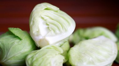 Ahşap arka planda bebek lahanası.