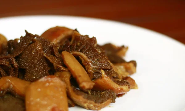 Daging Sapi Rebus Tripe Atau Bacem Babat Piring Putih Latar — Stok Foto