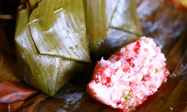 Petotan ya da awug-awug mutiara. Tapyoka incileri, hindistan cevizi, pandan yaprağı kokusu ve şekerden yapılmış. Endonezya geleneksel mutfağı.