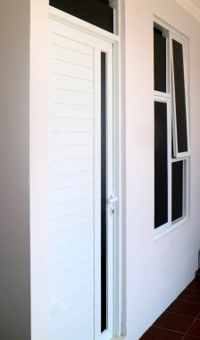 Binadaki alüminyum kapı ve pencereler.