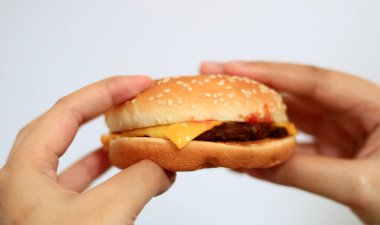 El ele tutuşma hamburgeri beyaz arka plan.