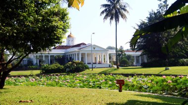 Bogor, Endonezya - 16 Eylül 2021: Batı Java 'daki Istana Bogor Sarayı ya da Bogor Sarayı. Endonezya 'nın altı başkanlık sarayından biri..