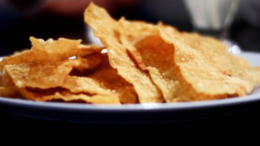 Sığır eti, kereviz ve baharatla doldurulmuş kızarmış Endonezya hamur köftesi..