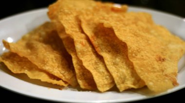 Sığır eti, kereviz ve baharatla doldurulmuş kızarmış Endonezya hamur köftesi..