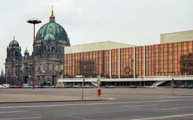 Berlin (Ostberlin), Germany (GDR), Europe, about 1989. Historical photo. Palace of the Republic of the former GDR, seat of the People's Chamber of the GDR and Kulturhaus, Berlin-Mitte, former capital of the GDR.