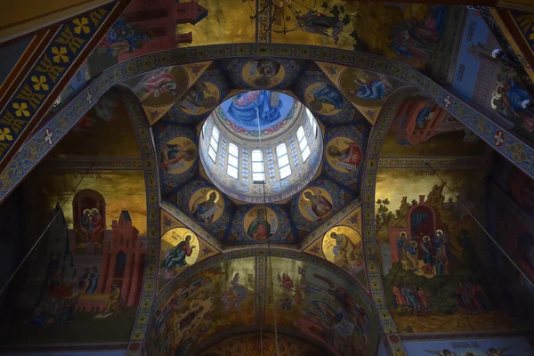 アスタナの聖路程大聖堂のドームの下で壁画 — ストック写真