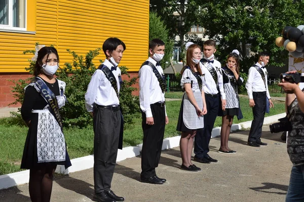 9年生と11年生の卒業生専用の学校ライン ウラルスク 2021 — ストック写真