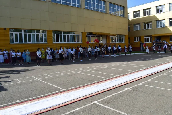 9年生と11年生の卒業生専用の学校ライン ウラルスク 2021 — ストック写真