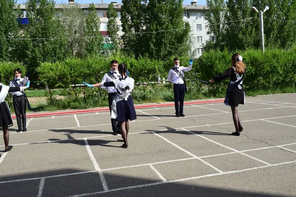 졸업생들에게 Uralsk 2021 Farewell School Waltz — 스톡 사진
