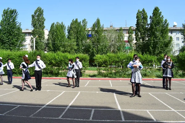 9年生と11年生の卒業生に専用の学校ライン ウラルスク 2021 お別れの学校のワルツ — ストック写真