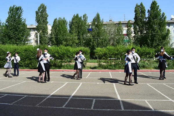 9年生と11年生の卒業生に専用の学校ライン ウラルスク 2021 お別れの学校のワルツ — ストック写真