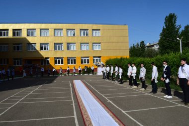 Okul hattı 9. ve 11. sınıf mezunlarına adanmıştır. Uralsk, 2021.