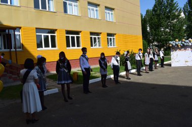 Okul hattı 9. ve 11. sınıf mezunlarına adanmıştır. Uralsk, 2021.