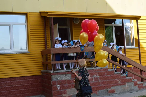 9年生と11年生の卒業生に特化した学校行 ウラルスク 2021 — ストック写真