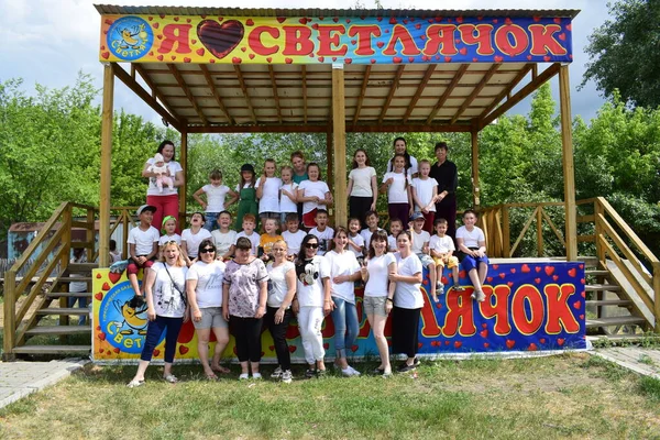 4年生 中学校の終わりのお祝いのためのグループ写真いいえ ウラルスク カザフスタン キャンプ Firefly — ストック写真