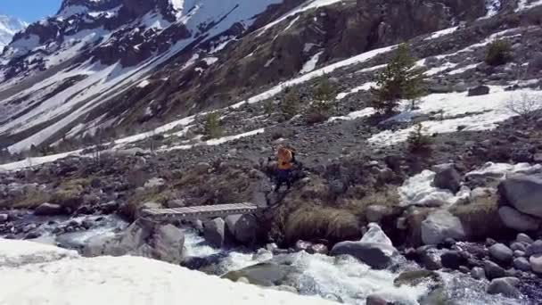 Cruzando Río Las Montañas Puente — Vídeos de Stock