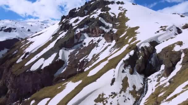 Vintersæson Snedækket Bjergskov Fra Fugleperspektiv Spektakulært Naturlandskab – Stock-video