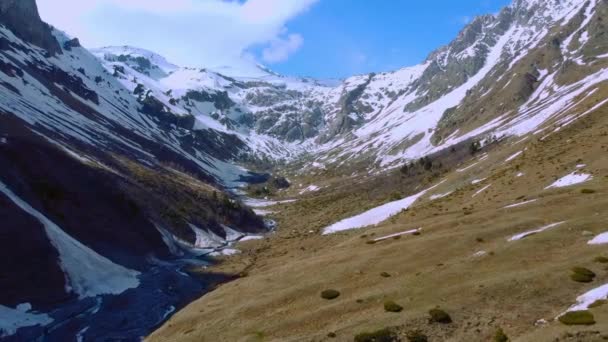 从鸟瞰看冬季和雪山森林壮观的自然景观 — 图库视频影像