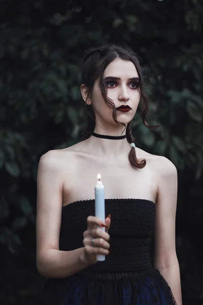 Porträt Eines Schönen Mädchens Halloween Halloween Dekorationen Mit Einem Mädchen — Stockfoto