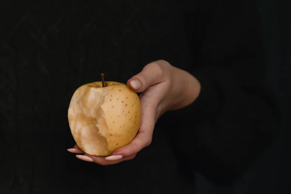 Kousnuté Jablko Dlani Tvé Ruky Zelené Pozadí Krásná Manikúra — Stock fotografie