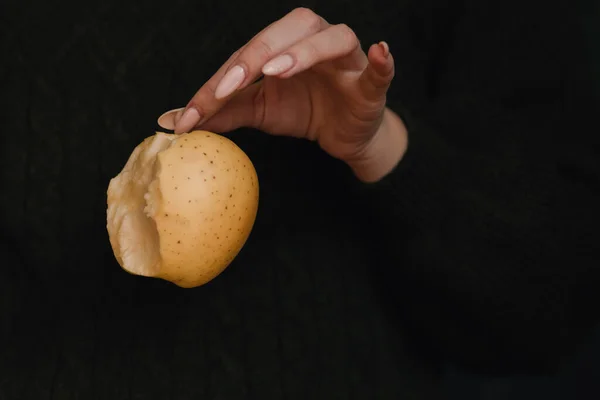 Una Manzana Mordida Palma Mano Fondo Verde Hermosa Manicura —  Fotos de Stock