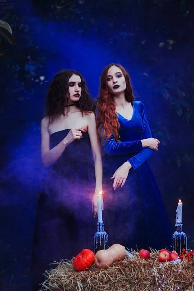 Schöne Mädchen Neben Einer Kerze Halloween Blauer Rauchhintergrund Zwei Hexen — Stockfoto