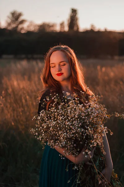 Retrato Atraente Confiante Bonito Menina Ruiva Com Buquê Margaridas Campo — Fotografia de Stock