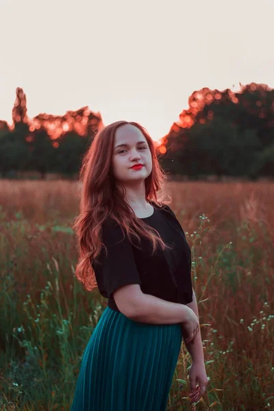 Портрет Милої Рудої Дівчини Тлі Захоплюючого Сонця Червона Помада — стокове фото