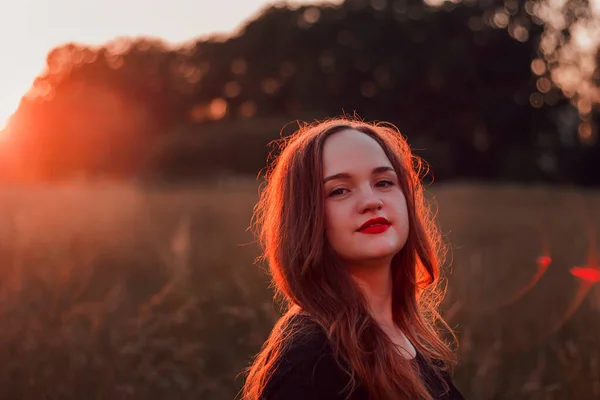 Retrato Uma Menina Ruiva Bonito Contra Pano Fundo Pôr Sol — Fotografia de Stock