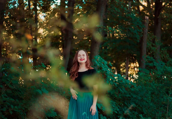 Κορίτσι Τιρκουάζ Φούστα Ένα Δάσος Νεράιδων Χαμογελαστό Χαριτωμένο Κορίτσι Κόκκινο — Φωτογραφία Αρχείου