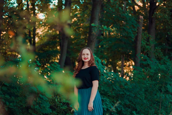 Κορίτσι Τιρκουάζ Φούστα Ένα Δάσος Νεράιδων Χαμογελαστό Χαριτωμένο Κορίτσι Κόκκινο — Φωτογραφία Αρχείου