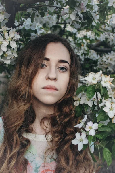 Close Retrato Uma Menina Com Cabelo Onda Longa Entre Ramos — Fotografia de Stock