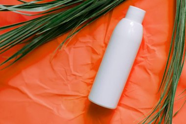 Beyaz arka planda cilt ürünlerinin paketlenmesi için kozmetik boş etiket şişesi. Pastel tonlar. Doğal güzellik ürünü konsepti. Kozmetik bileşimi