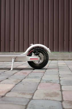 Scooter 'ın arka tekerleği. Elektrikli scooter. Nakliye aracı. Yeni teknolojiler. Gelecek. 