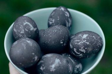 Engelli çayı ile boyanmış Paskalya yumurtası. Yeşil tabak. Paskalya geleneği 