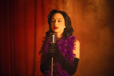 Gösterici, akşam şovu sırasında ateşli sahne ayarlarıyla seyirciyi cezbediyor.