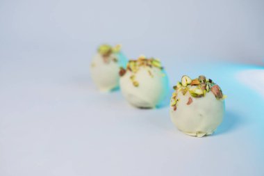 Öğleden sonraki toplantıda tatlı masasında fındıklı kekin tadını çıkarıyorum.