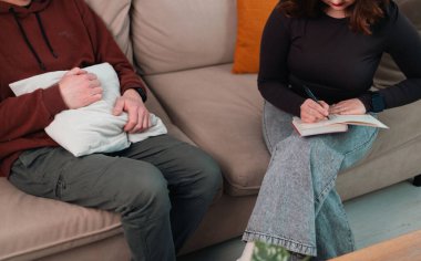 Psikolog, özel bir ortamda bir müşteriyle koltukta otururken desteğini paylaşıyor.