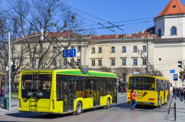 LVIV, UKRAINE - Nisan 01, 2019. Trolleybus Electron T191 # 121 ve Skoda 14Tr # 540 Lviv caddelerinde yolcularla birlikte.