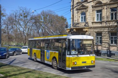LVIV, UKRAINE - Nisan 01, 2019. Trolleybus Skoda 14Tr # 556 Lviv sokaklarında yolcularla birlikte.