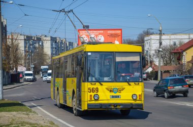 LVIV, UKRAINE - 3 Nisan 2019. Trolleybus Skoda 14Tr # 569 Lviv sokaklarında yolcularla birlikte..